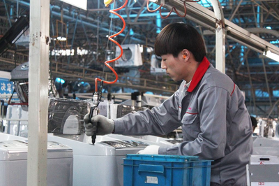 曹德旺痛批送外卖的大学生 就业压力下的毕业生出路探索